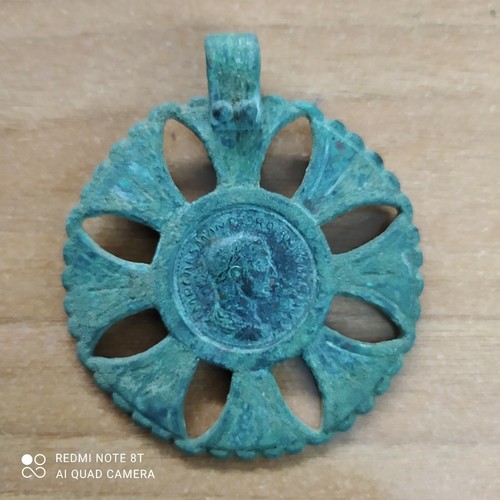 Ciondolo Con Castone A Zig Zag E Moneta Cubana D'oro In Vendita Su