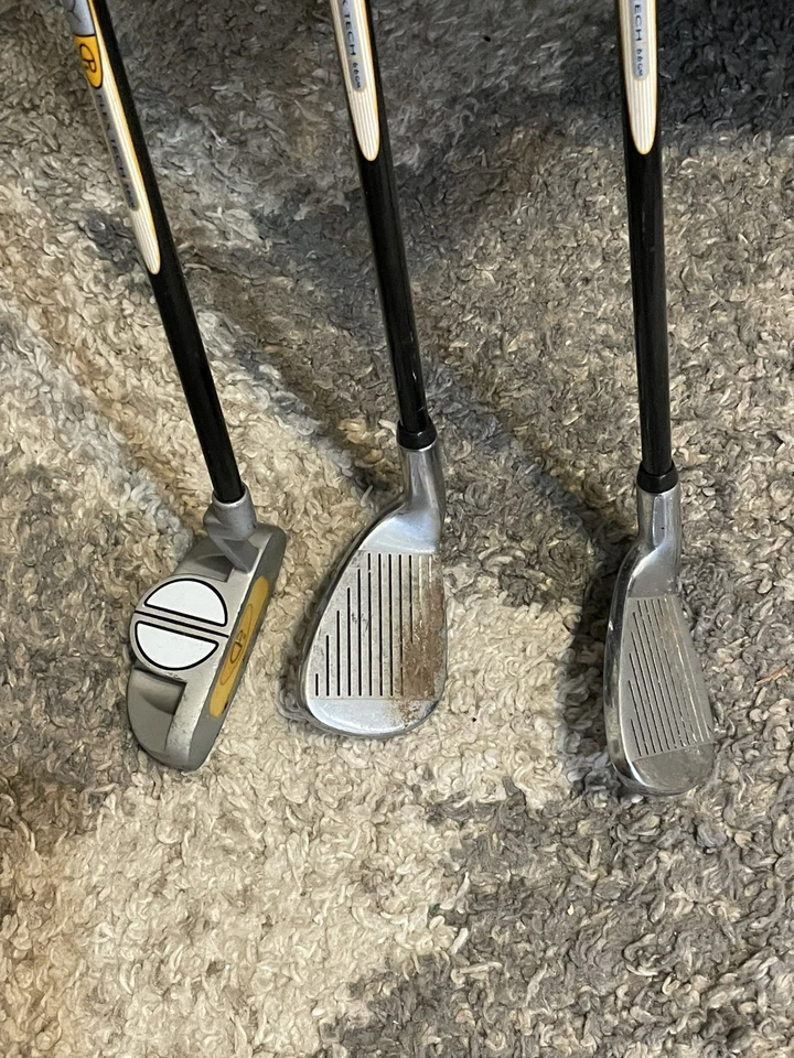 Acuity Junior Golf Bag & 3 Clubs, Putter, 8/9 Iron P/S Wedge - Image 4 of 4