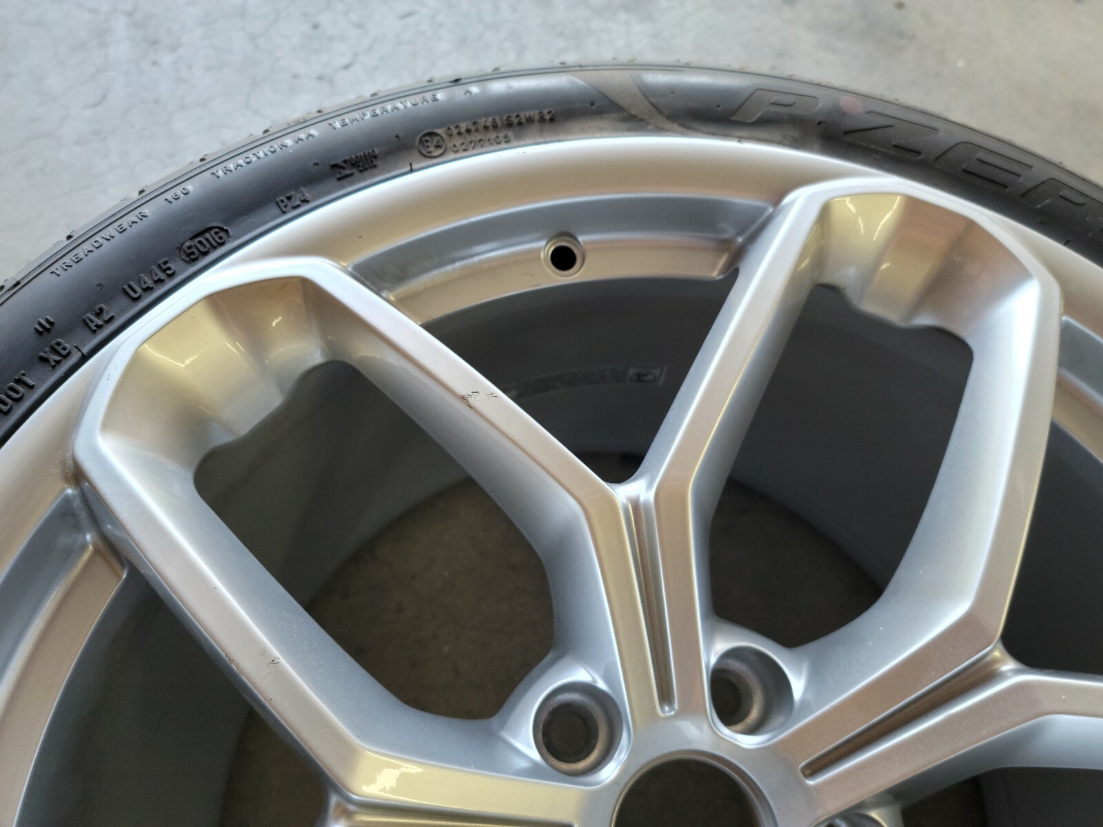 LAMBORGHINI HURACAN LP580 KARI REAR WHEEL RIM WITH TIRE OEM 4T0601017K