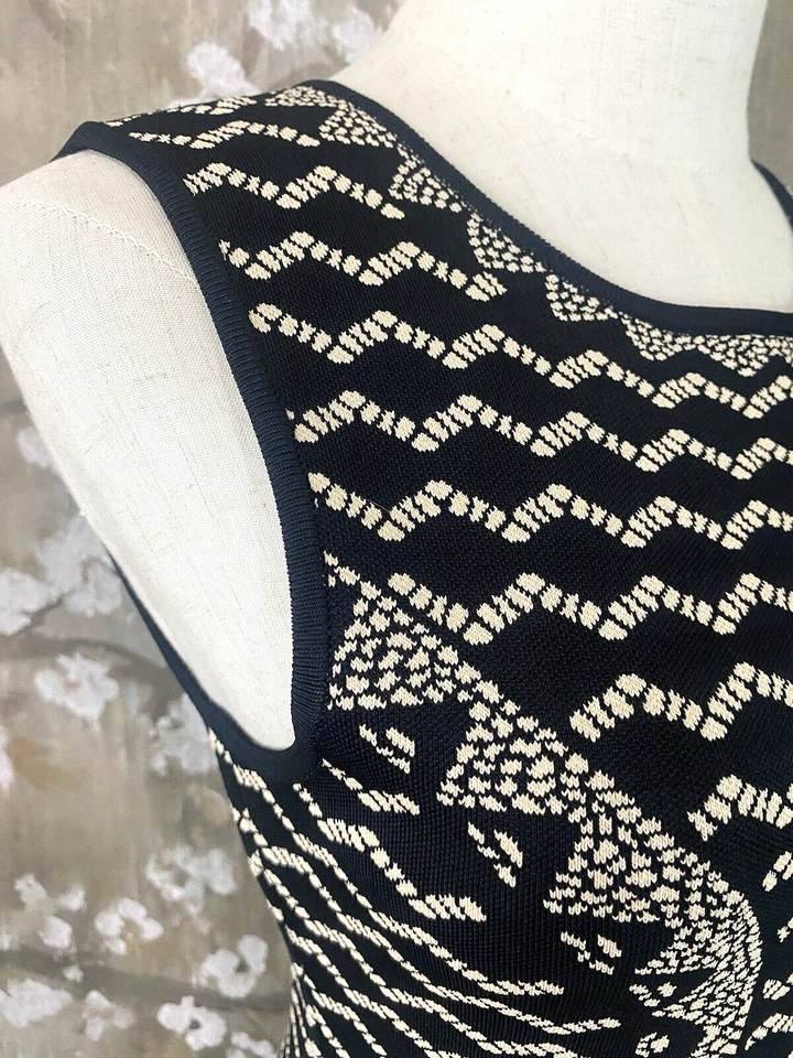 Vestido de festa BCBG MAX AZRIA preto Chevron malha pesada sem mangas ajuste alargamento P em excelente estado usado - Imagem 4 de 4