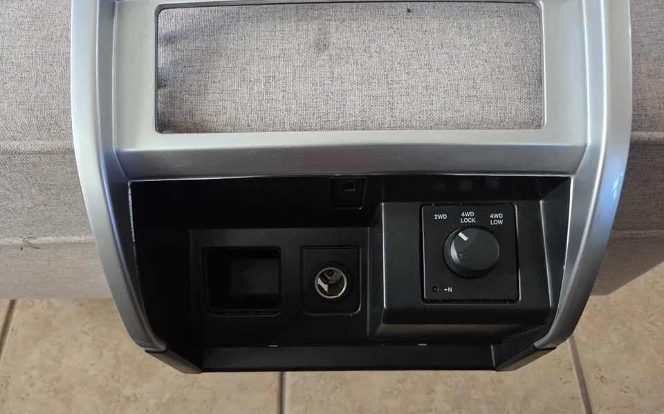 Dodge Dakota 2005-2007 panel de tablero central radio bisel moldura ventilaciones plateado y negro Foto 3 de 4