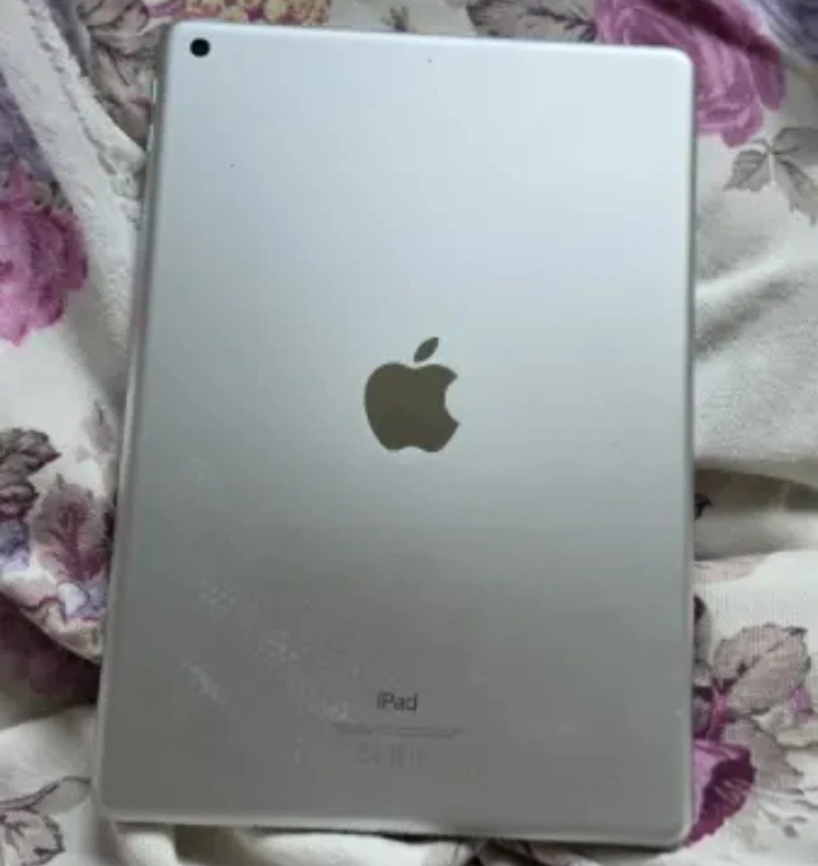 Apple iPad (6th generation) · 32GB · Wi-Fi, foto 3 di 3