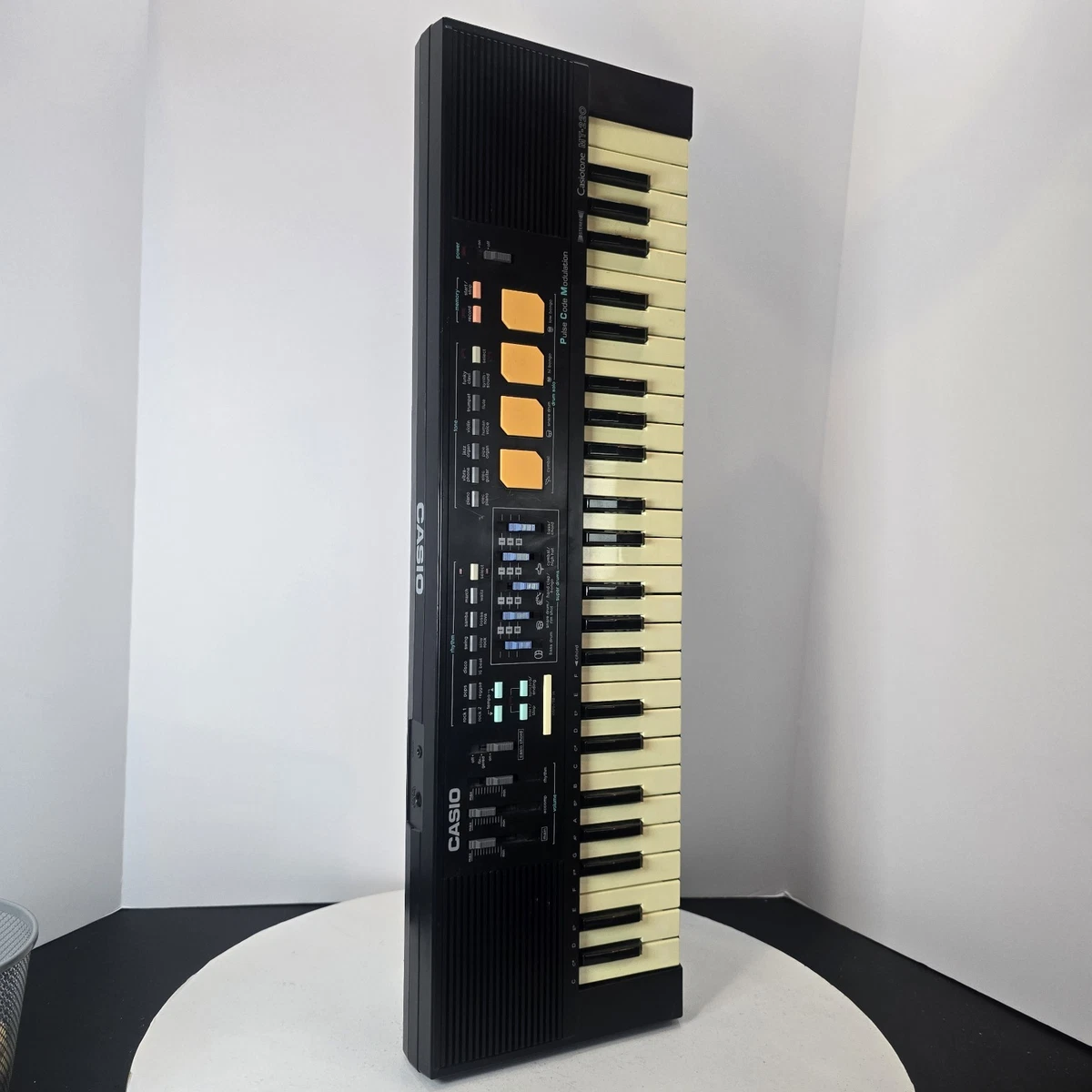 Casio MT-30☆カシオトーン初期モデル☆アナログベースシンセサイザー☆ Casiotone MT-30 With Greg Curvey Of The Luck Of Eden Hall - YouTube