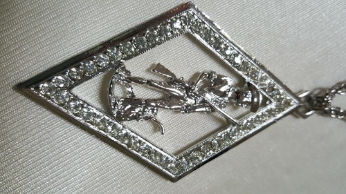 Collar Colgante Filigrana Frontiersman Borde Estrás Tono Plata-Marcado Real - Imagen 6 de 9