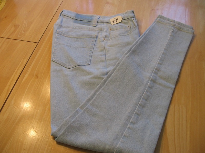 JORDACHE Ladies Jeans in Light Blue Denim SIZE 4 Straight Leg Cotton Blend