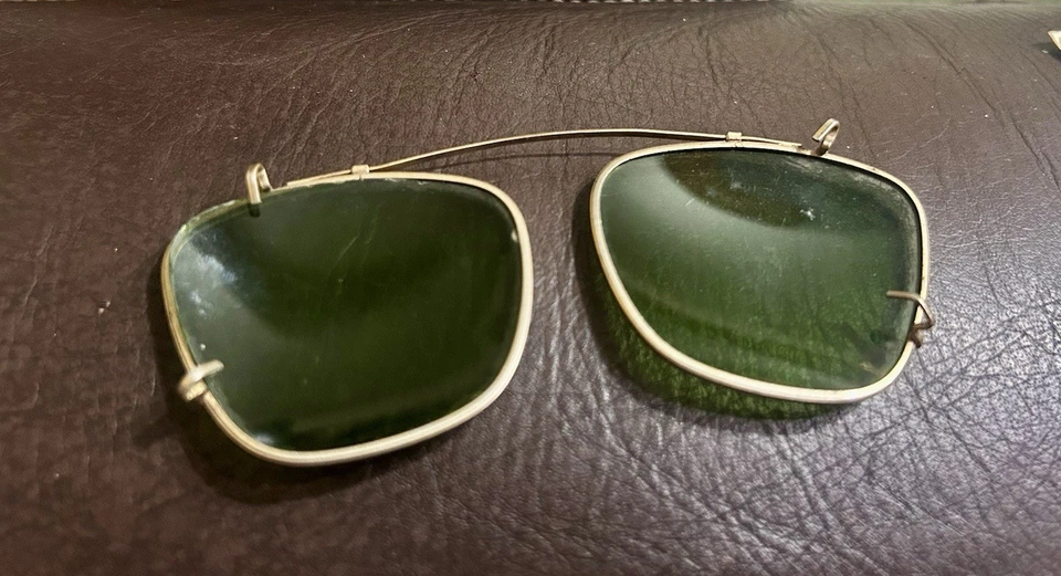 Gafas de sol Polaroid vintage de 1900 con clip hechas en EE. UU. - Lentes verdes marco dorado Foto 3 de 4