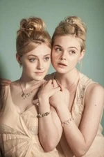 Dakota Fanning & Elle Fanning Posing 8x10 PHOTO PRINT