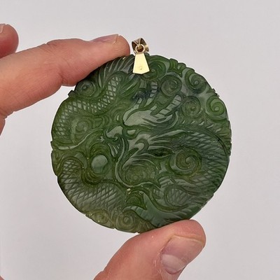 Vintage grüner geschnitzter Jade Drache großer runder 14K Gelbgold Anhänger 2 1/8''