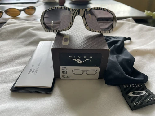 Oakley Fives Cuadrado Blanco Mate Tigre/Gris Cálido - Imagen 1 de 5