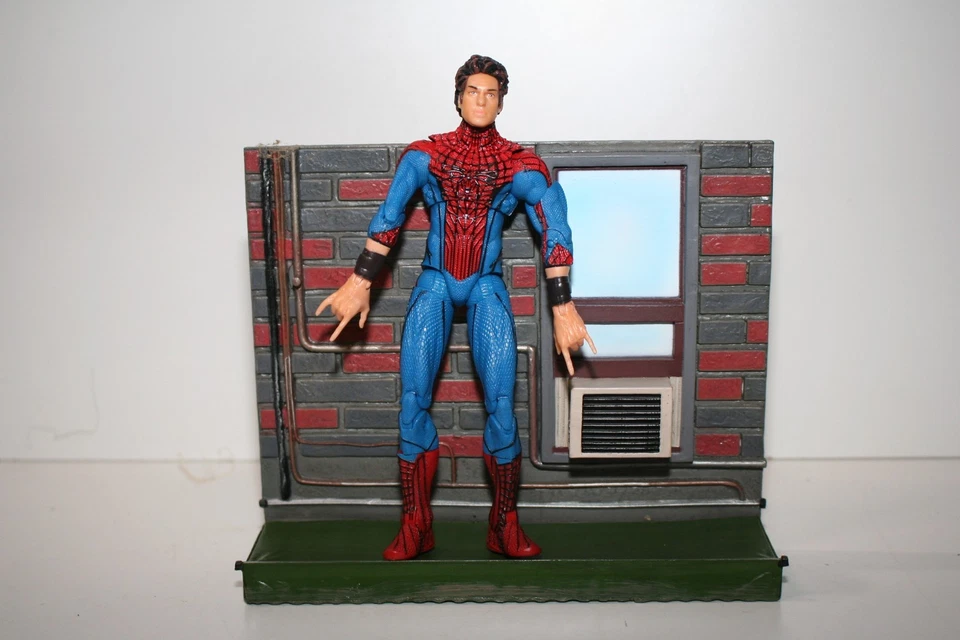 Figura exclusiva Marvel Diamond Select 7" Amazing Spider-Man desenmascarado Disney  Foto 2 de 4