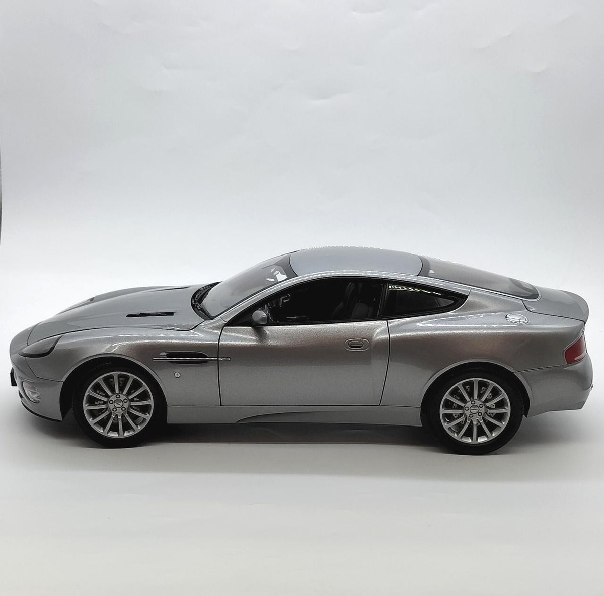Kyosho Aston Martin V12 Vanquish 1/12 Scale | eBay Kyosho Aston Martin V12 Vanquish 1/12 Scale | eBay