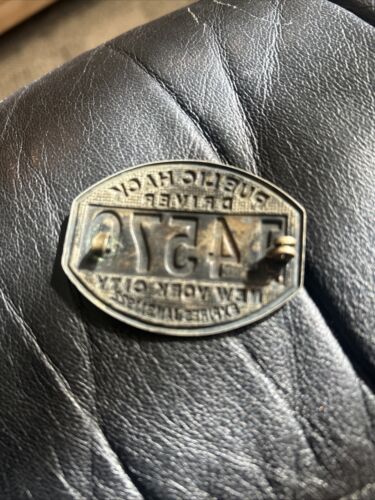 ANTIQUE PUBLIC HACK DRIVER LICENSE BADGE NEW YORK CITY 1922 CAB CHAUFFEUR BADGES - Picture 5 of 8