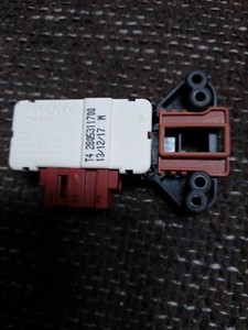 Waschmaschinen -Ersatzteil- Verriegelungsrelais Metalflex ZV-446 T8 aus Beko