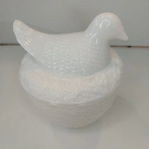 Vintage 1970s Avon milkglass chicken/Hen on nest trinket dish