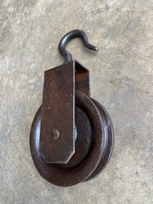 Ancienne poulie en fer et