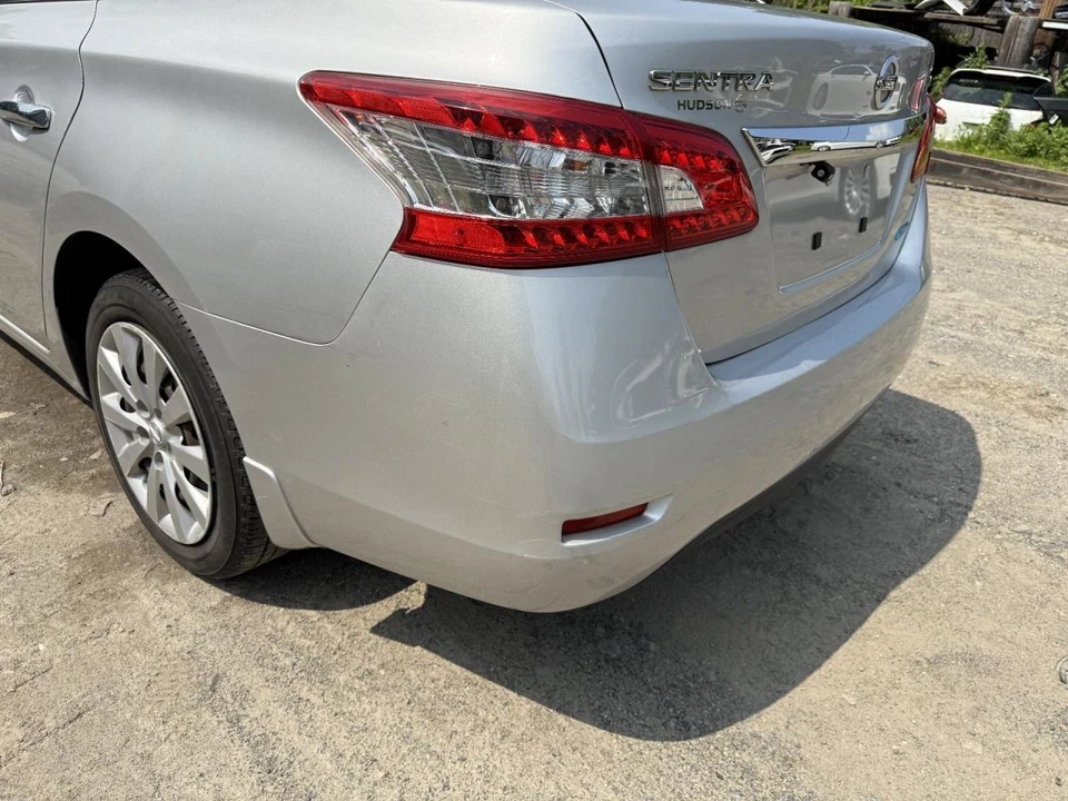 Cubierta de parachoques trasero Nissan Sentra 2013-2015 indicadores de estacionamiento plateados Foto 2 de 4