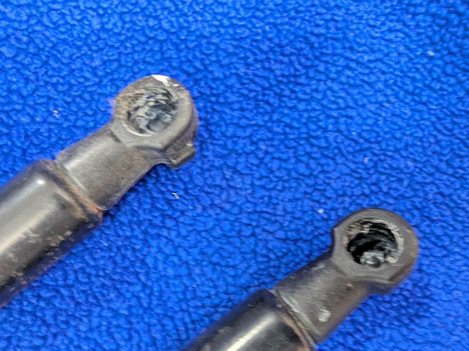 Maserati Quattroporte Right Trunk struts Set