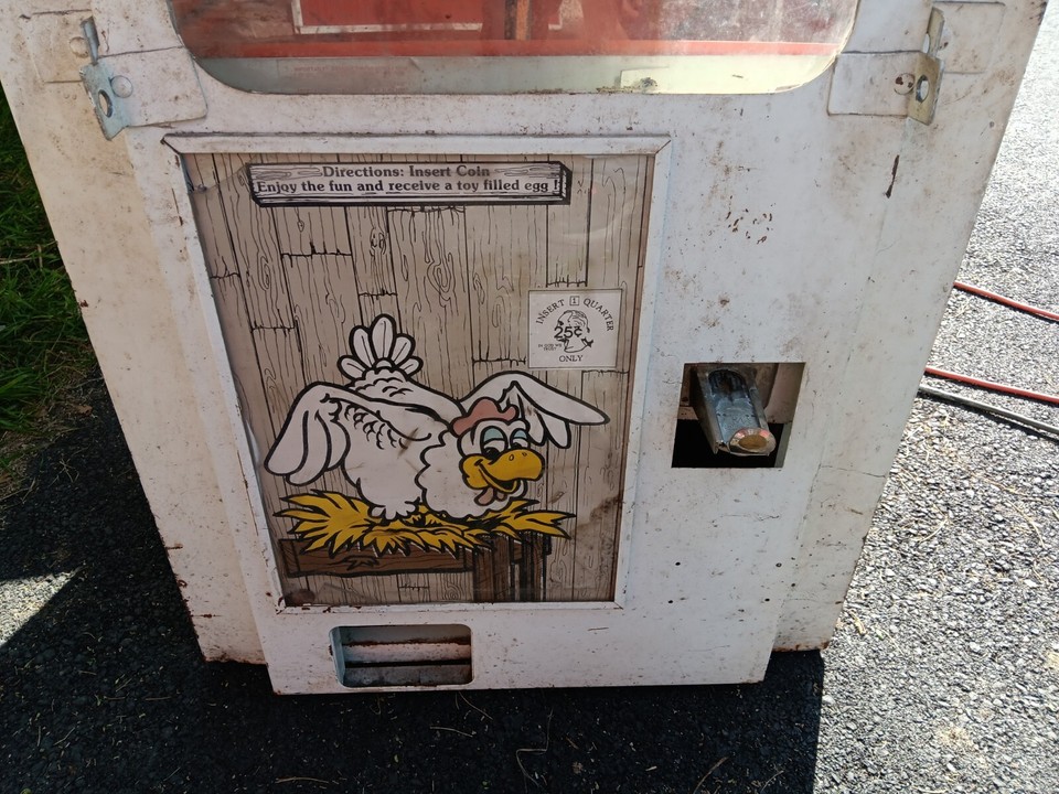 VINTAGE FUN CHICKEN VENDING MACHINE CHICKEN EGG MACHINE COIN OPERATED