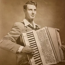“SQUEEZE BOX” MUSICAL INSTRUMENT Accordion 1940 MUSICIAN Covert Gardner Palmer