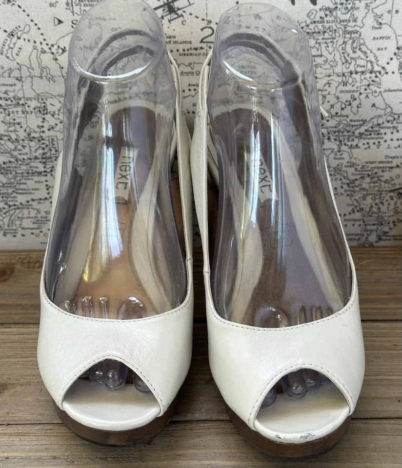 SIGUIENTE Tacones de madera con plataforma de cuero con tira trasera blancos retro años 50 talla 7 Foto 3 de 4