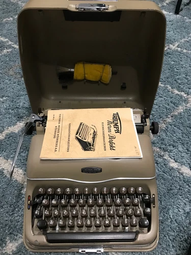 Triumph Perfekt Vintage Schreibmaschine, guter Zustand mit Zubehör
