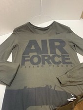 Nike Air Force Hombres Pequeño Flying Tigers Jet Plane Camiseta Manga Larga Oliva