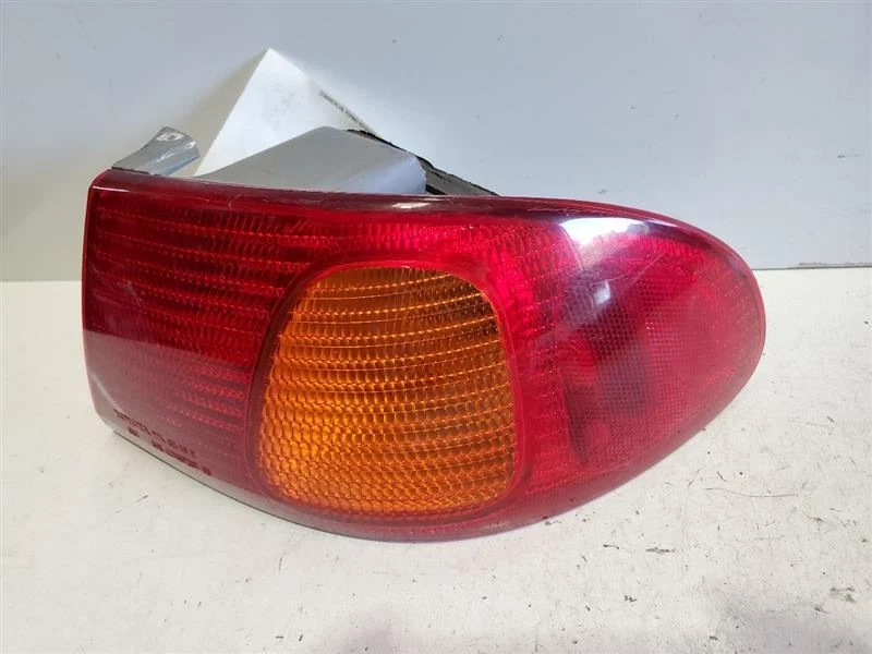 98-02, Toyota Corolla, Psngr задний фонарь четверть панели смонтирован, PN - 81550-02070 - Изображение 2 из 4