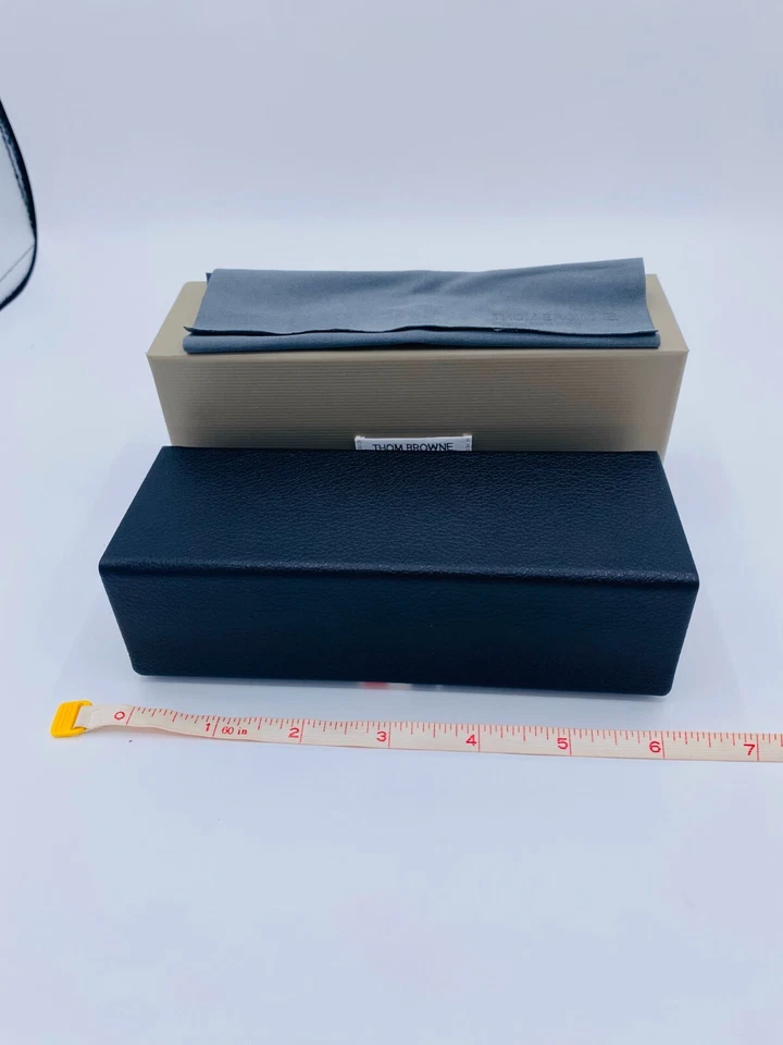 Juego de Estuche para Gafas de Sol Thom Browne en Negro con Caja Gris Foto 3 de 4