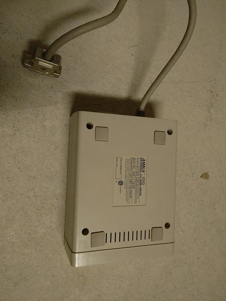 Amiga External 3.5 Floppy Diskettenlaufwerk Disk Drive 1010 - Bild 2 von 4