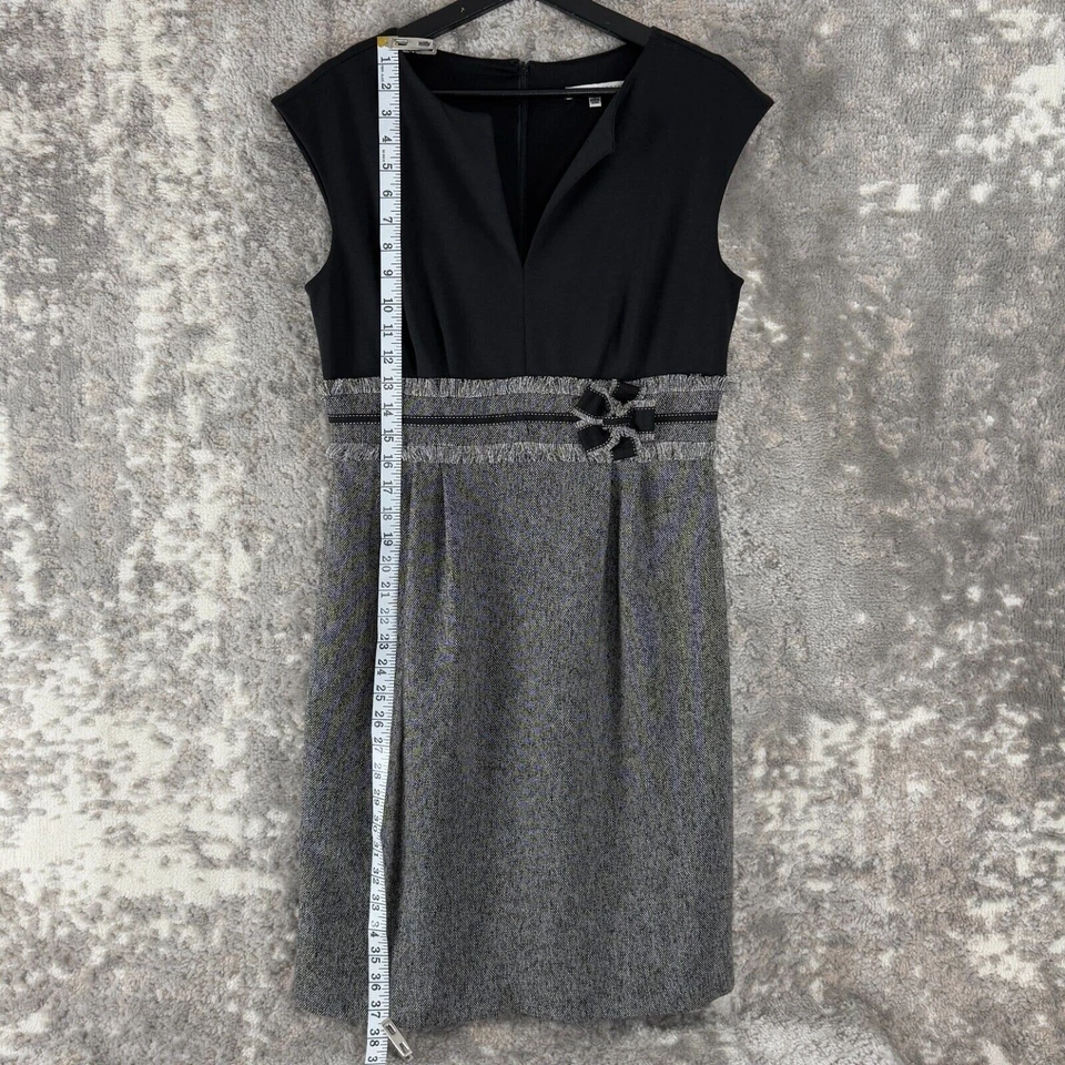 Vestido Vaina Sandra Darren Talla 8 Adornado Plisado Hasta la Rodilla Negro Gris Foto 2 de 4