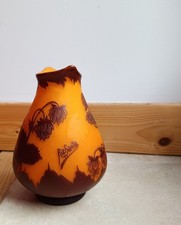 Vase signé RICHARD En  Verre multicouche dégagé à l’acide.