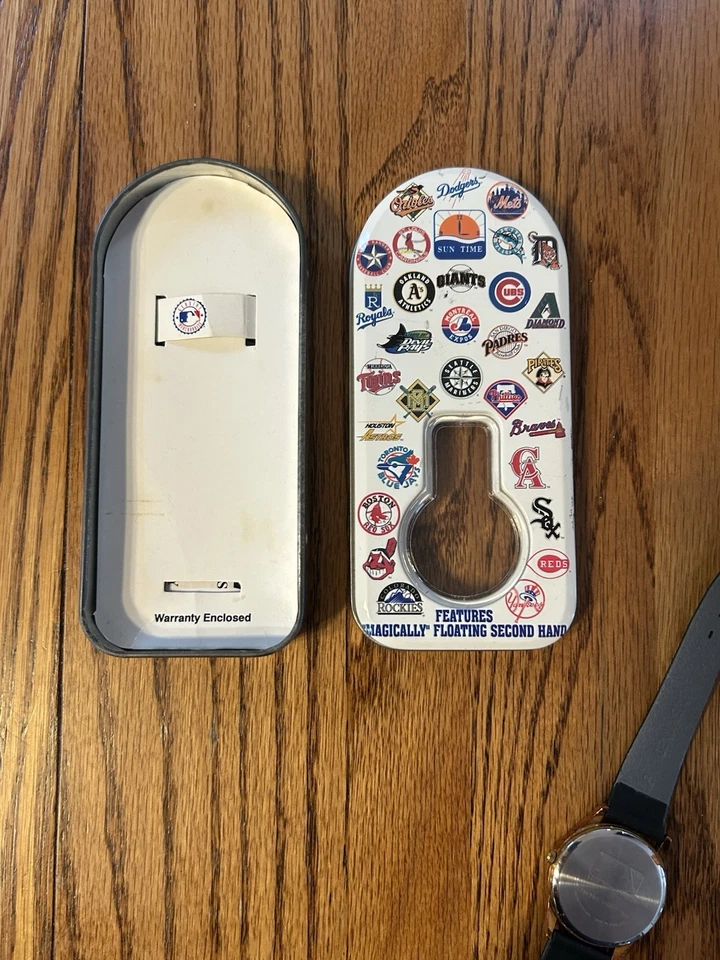 VINTAGE NEW YORK YANKEES WORLD SERIES WATCH SUN TIME MBL 1996 | Needs BATTERY - Image 4 of 4