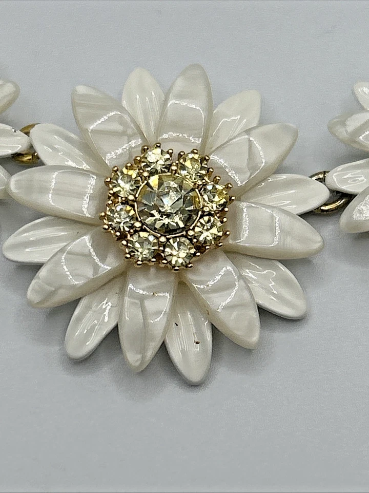 Collar de cadena Talbots blanco perlado flores estrás tono dorado 18" Foto 4 de 4