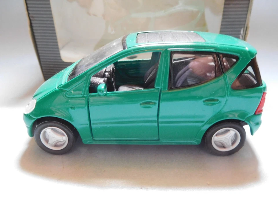 Maisto Mercedes Benz A Class 1/34 Diecast Model Green Car - Image 3 of 4