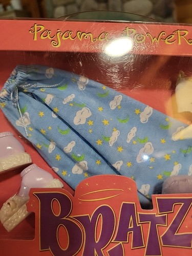 BRATZ FASHION PACK PAJAMA POWER OUTFIT SET NEW IN THE PACK - Picture 4 of 5