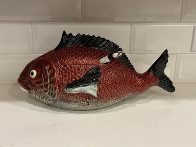 Mid 20th Century Bordallo Pinheiro Centerpiece Majolica Fish Tureen