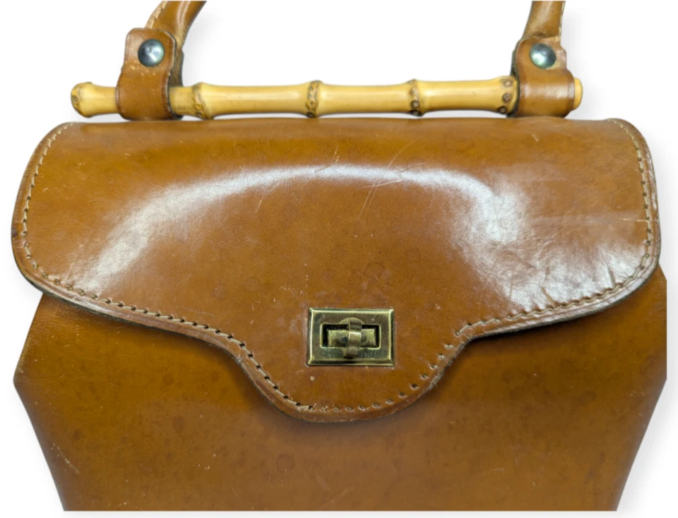 Bolso de Mano Vintage Mediados de Siglo Moderno Hecho en Italia Cuero Tostado con Acento de Bambú Foto 3 de 4