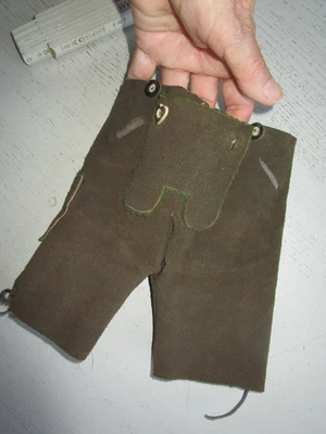 Echt-Lederhose - für Puppen dunkelgrün mit vielen schönen Details - Bild 1 von 4