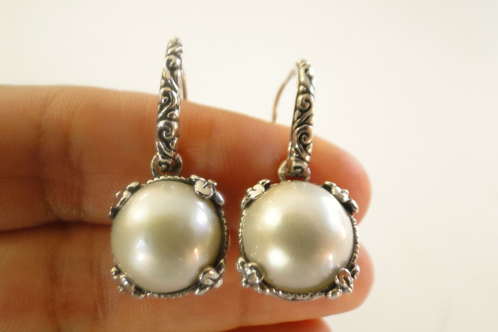 White Made Pearl Ornate 925 Sterling Silver Dangle Drop Earrings Wyprzedaż limitowana, bardzo popularna