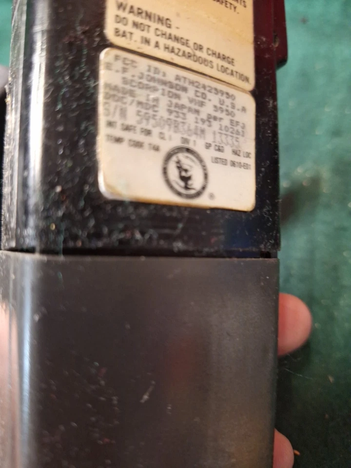 Johnson VHF 5950 portátil con cargador y micrófono Foto 3 de 4