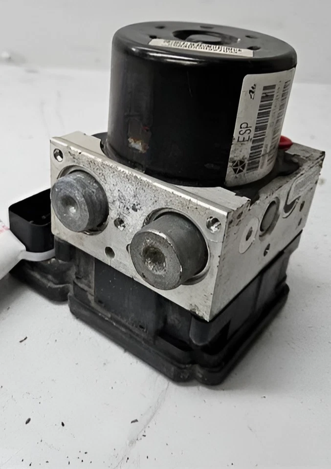 2014 Chrysler 300 ABS Anti-Lock Brake Pump Assembly OEM - Image 3 of 4