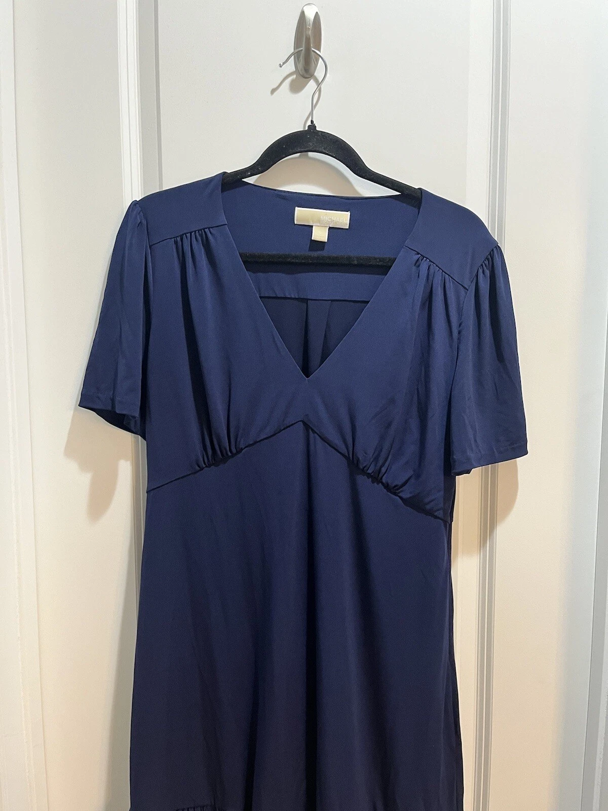 Abito Michael Kors scollo a V manica orlo con volant blu navy grande da ascella ad ascella 20"