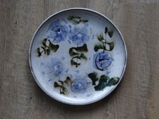 Grand plat floral signé Albert Thiry, poterie Vallauris, 30,5 cm