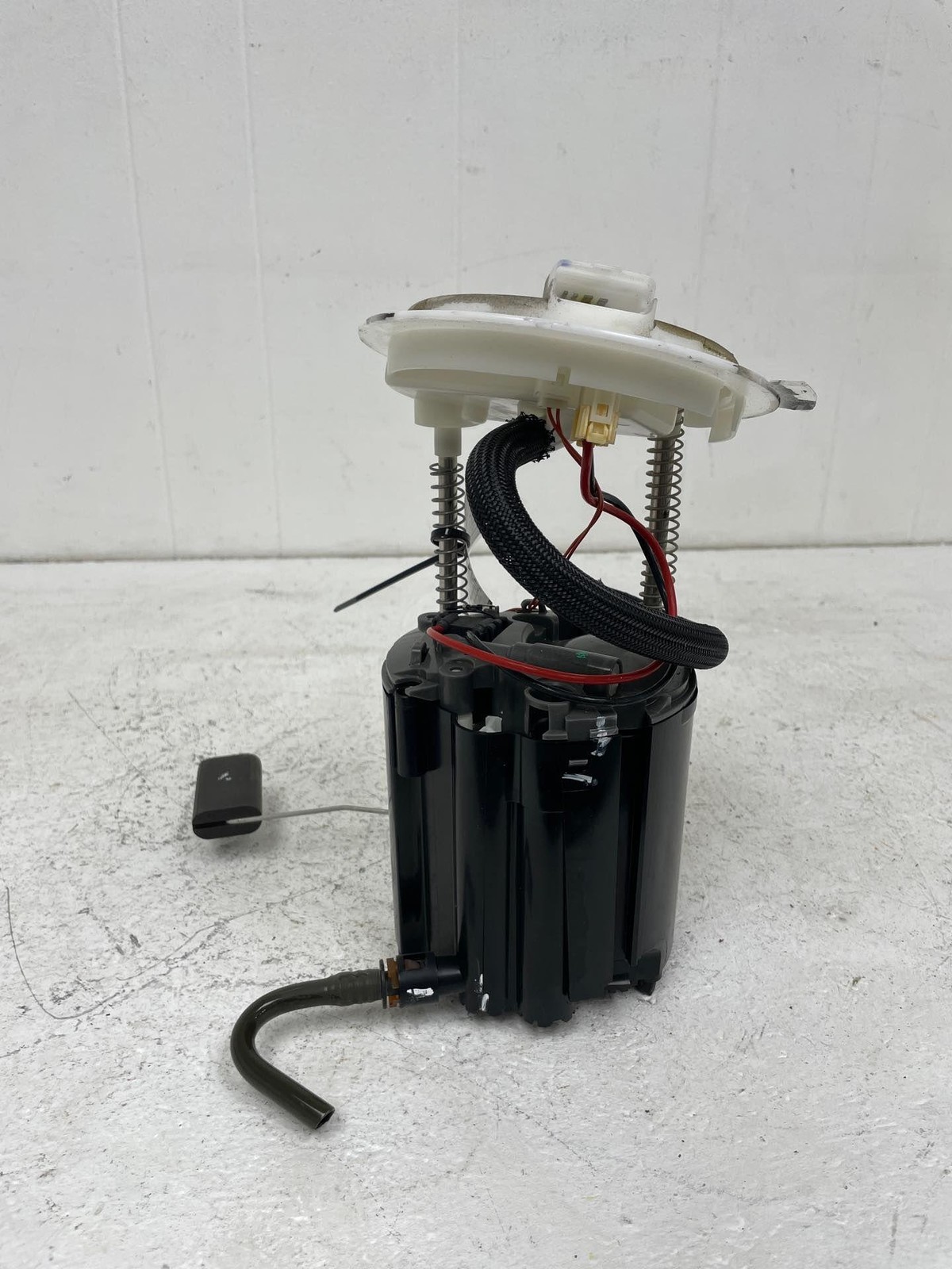 2017-2020 MASERATI LEVANTE LEFT FUEL TANK MOUNTED FUEL PUMP ASSEMBLY 670035006