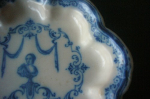 913-Drageoir Faience De Moustiers XVIIIth Decor Berain Blue - Picture 6 of 8