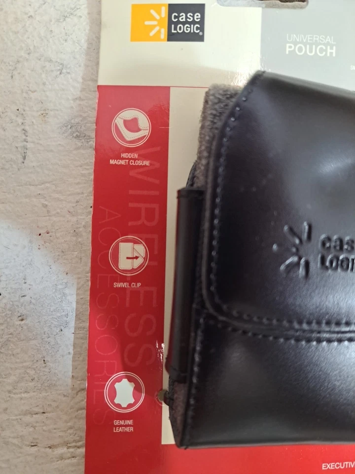 Funda de cuero para teléfono pequeña universal Case Logic de colección negra con gancho para cinturón Foto 2 de 4