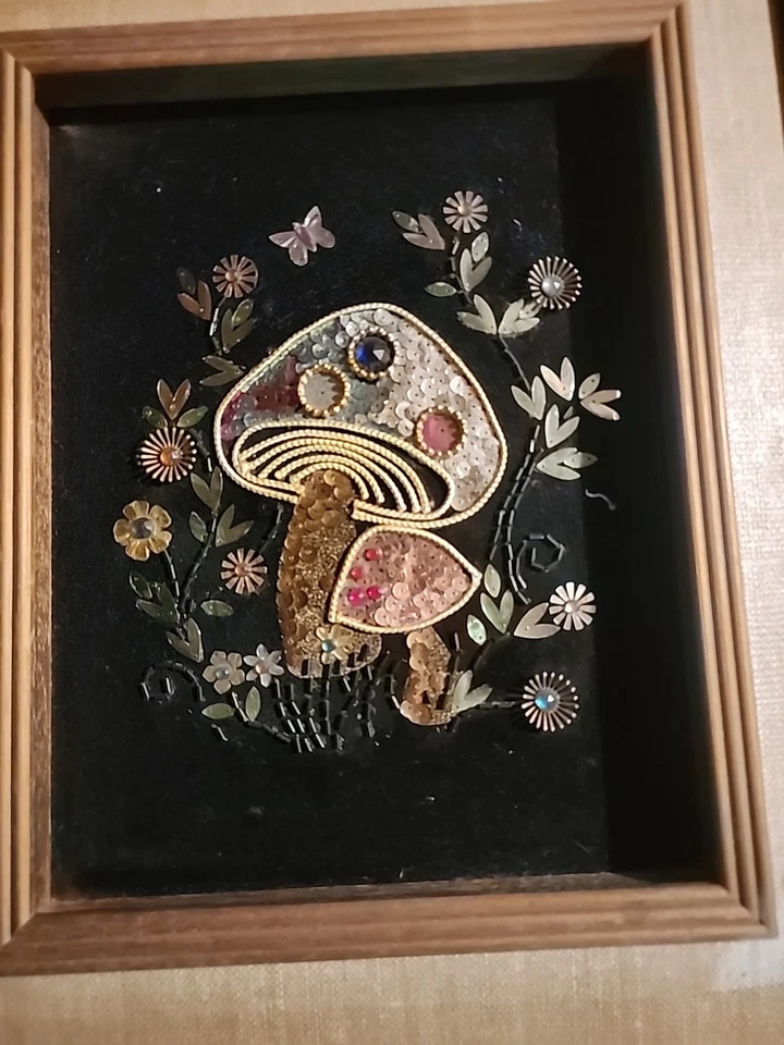 Arte vintage de setas mixtas sobre terciopelo con metal y cuentas 15x12,5" años 70 Foto 4 de 4