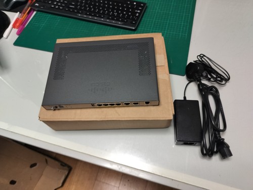 Cisco C927-4P Integrated Services Router with PSU included. New - Opened - Afbeelding 2 van 3