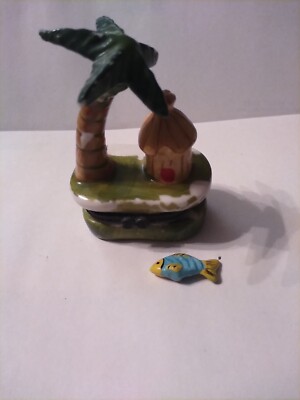 Vintage Coastal Beach Trinket Box /Palm Tree Hut With Yellow & Blue Fish Inside.