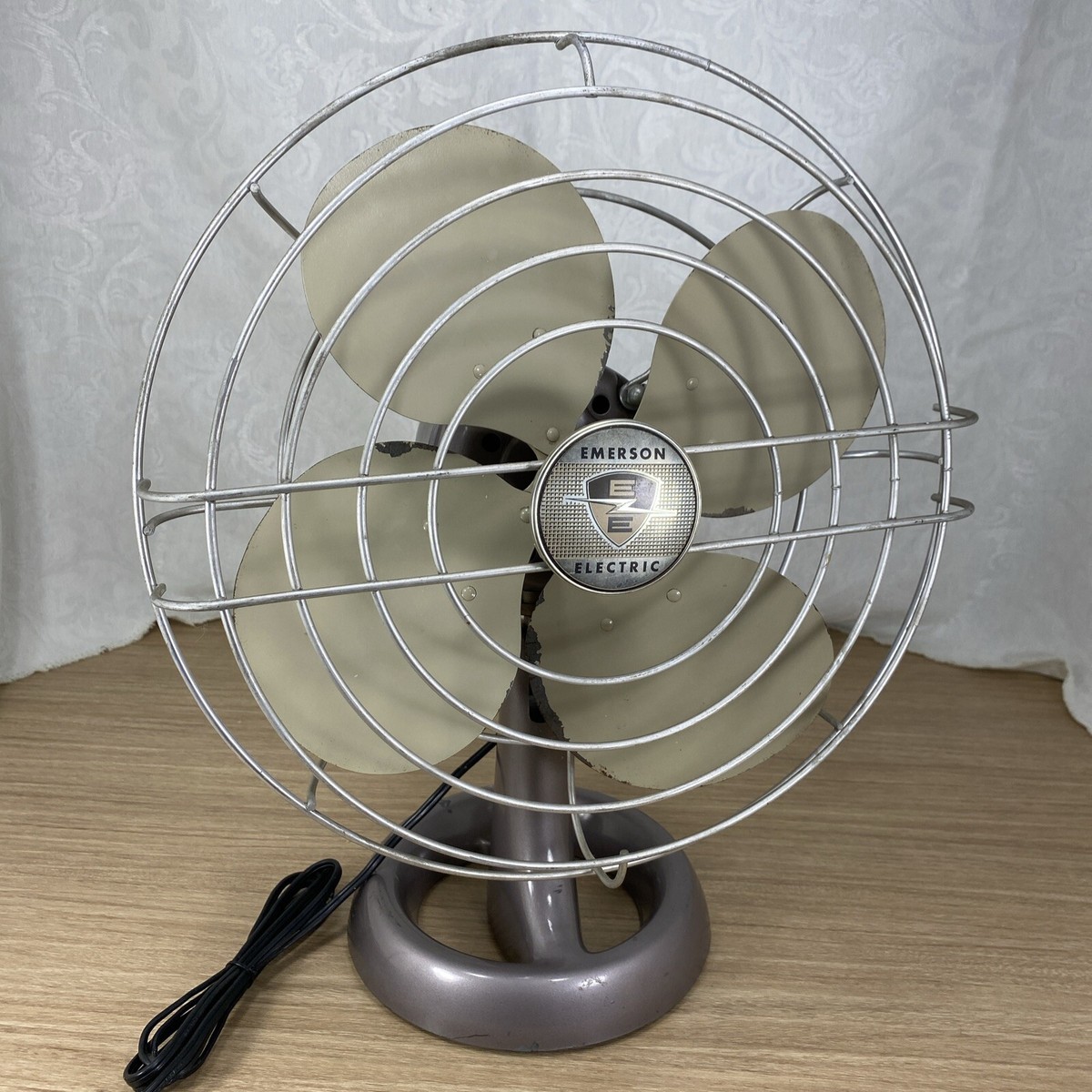 Vintage Emerson Open Base 2-Speed Oscillating Fan 13” 94646 Vintage Emerson Open Base 2-Speed Oscillating Fan 13” 94646